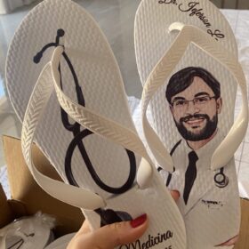 Chinelo formatura medicina caricatura personalizado - cod 2594