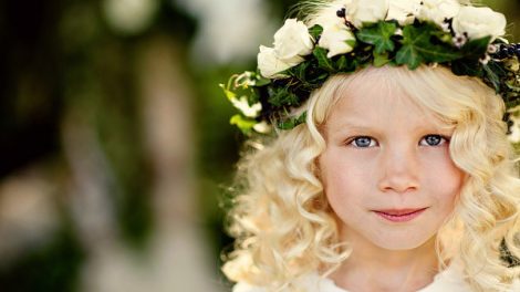 Penteado Infantil de princesa com flor de cabelo para festa e formatura 