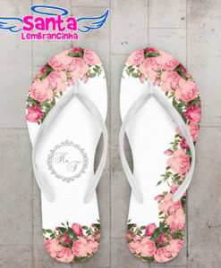 Chinelo casamento fundo branco com flores e monograma personalizado cod 5549
