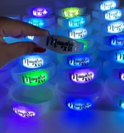 Pulseira led personalizada brilha com a batida da música festa neon