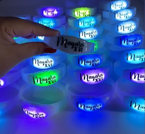 Pulseira led personalizada brilha com a batida da música festa neon