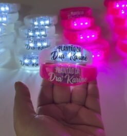 Pulseira led personalizada brilha com a batida da música festa neon