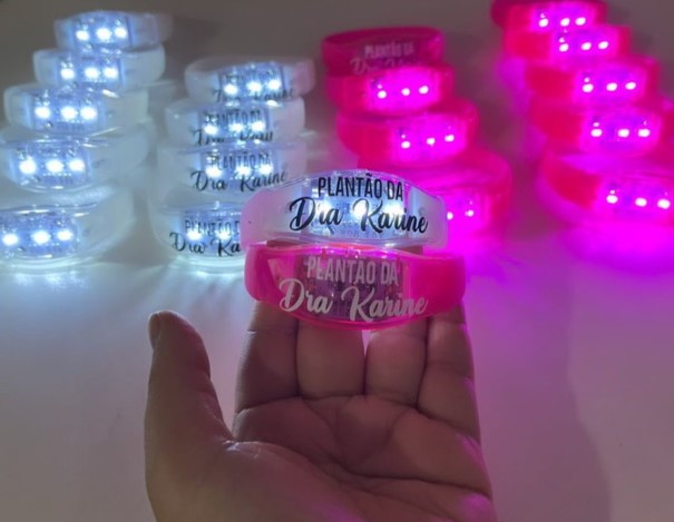Pulseira led personalizada brilha com a batida da música festa neon