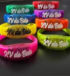 Pulseira led personalizada brilha com a batida da música festa neon