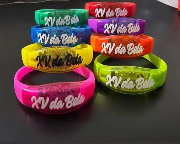 Pulseira led personalizada brilha com a batida da música festa neon