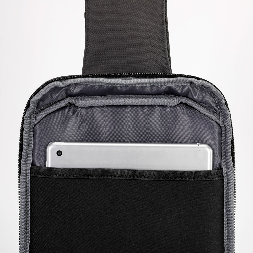 Mochila transversal em poliéster personalizada